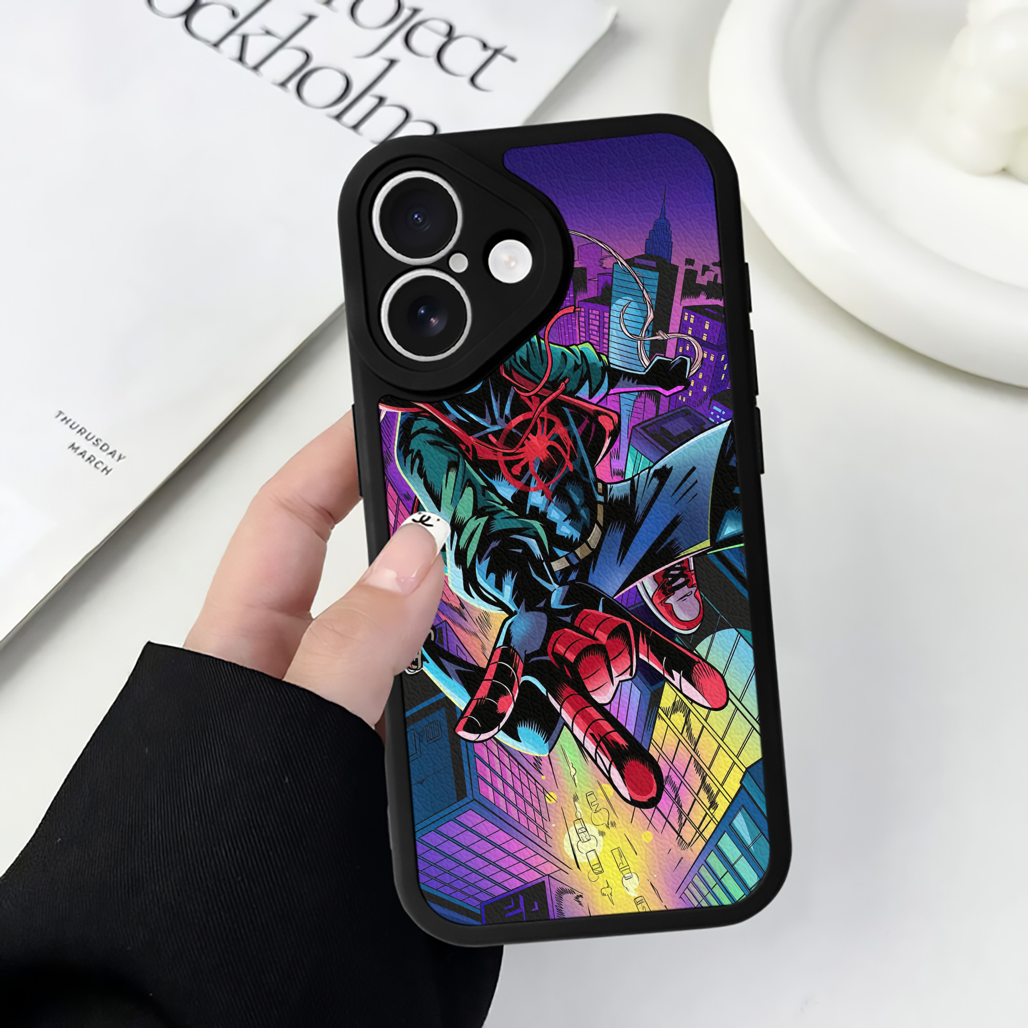 （画像用） Spider Man スパイダーマン 【iPhone 16シリーズ対応】シリコンスマホケース（レザー調） 材質：シリコン